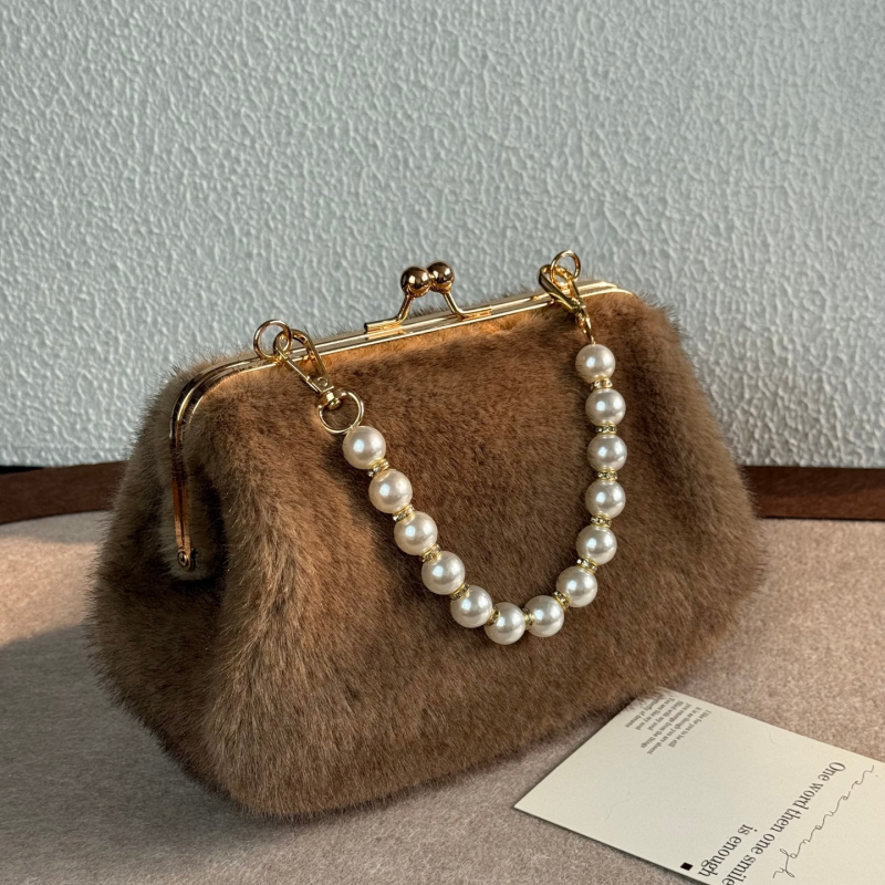 Ženska torba s lancem i krznom, jesen 2023 — retro minimalistička crossbody torba za ramena