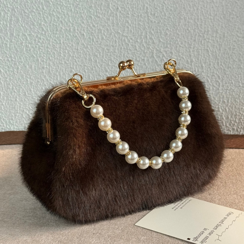Ženska torba s lancem i krznom, jesen 2023 — retro minimalistička crossbody torba za ramena