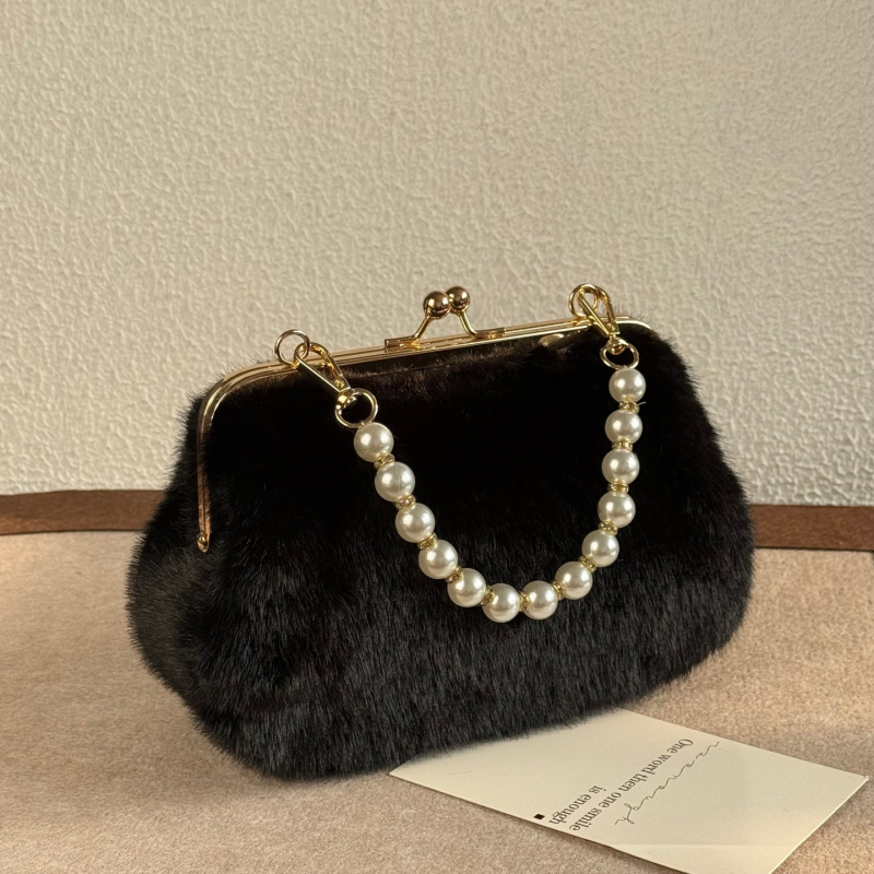 Ženska torba s lancem i krznom, jesen 2023 — retro minimalistička crossbody torba za ramena