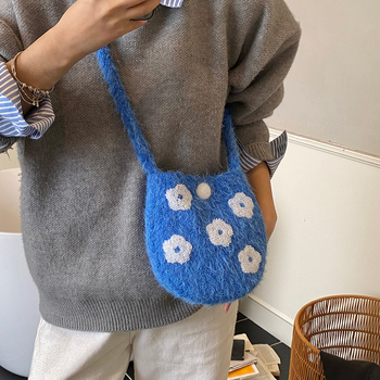 Ženska vunena crossbody torba s izvezenim cvjetnim motivom – ovalni oblik, magnetsko zatvaranje, platnena podstava, pretinac za telefon