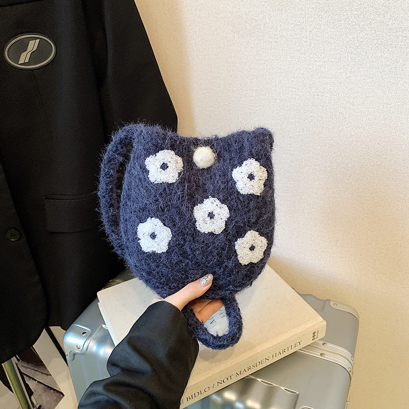 Ženska vunena crossbody torba s izvezenim cvjetnim motivom – ovalni oblik, magnetsko zatvaranje, platnena podstava, pretinac za telefon