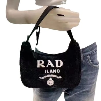 Plišana torbica za podlakticu, kvadratnog oblika, hobo stil, zatvarač, podstava od poliestera, ID džep, mekana, Zima 2023