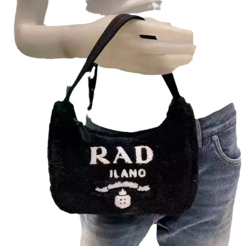 Plišana torbica za podlakticu, kvadratnog oblika, hobo stil, zatvarač, podstava od poliestera, ID džep, mekana, Zima 2023