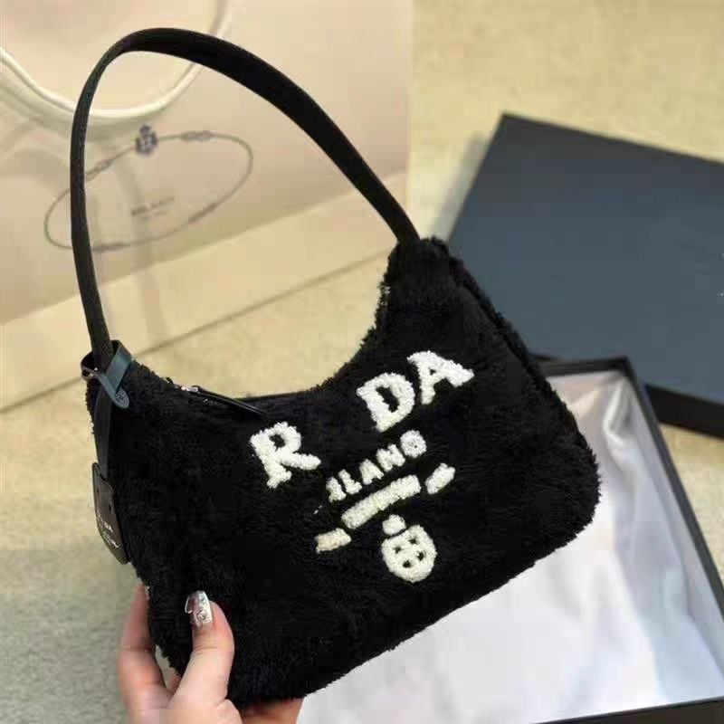 Plišana torbica za podlakticu, kvadratnog oblika, hobo stil, zatvarač, podstava od poliestera, ID džep, mekana, Zima 2023