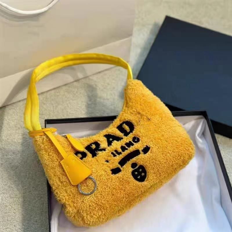 Plišana torbica za podlakticu, kvadratnog oblika, hobo stil, zatvarač, podstava od poliestera, ID džep, mekana, Zima 2023