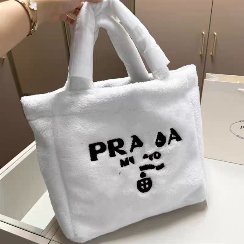 Plišana torbica za podlakticu, kvadratnog oblika, hobo stil, zatvarač, podstava od poliestera, ID džep, mekana, Zima 2023