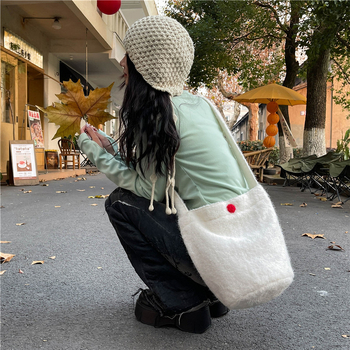 Bucket bag, vunena, gradski minimalistički stil, magnetska kopča, džep sa zipom