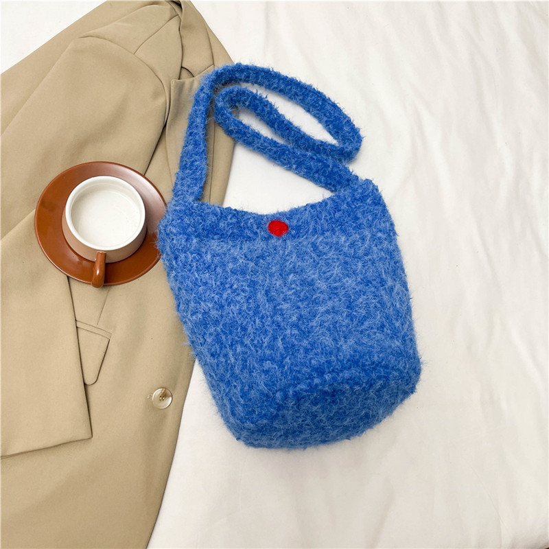 Bucket bag, vunena, gradski minimalistički stil, magnetska kopča, džep sa zipom