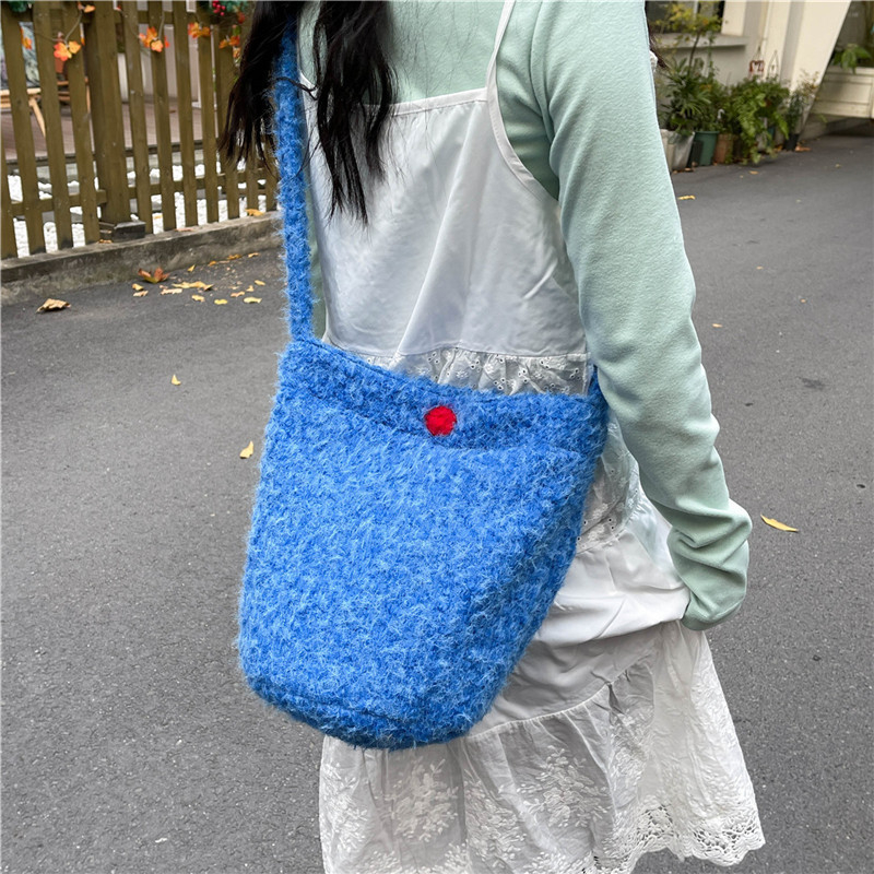 Bucket bag, vunena, gradski minimalistički stil, magnetska kopča, džep sa zipom