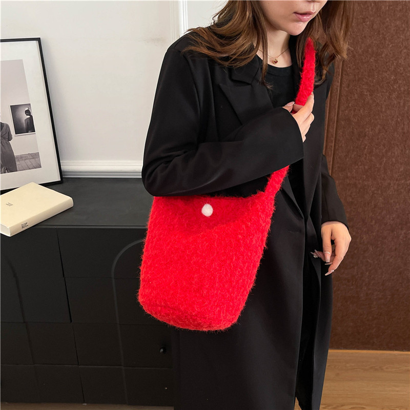 Bucket bag, vunena, gradski minimalistički stil, magnetska kopča, džep sa zipom