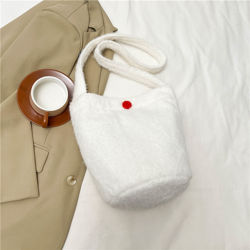 Bucket bag, vunena, gradski minimalistički stil, magnetska kopča, džep sa zipom