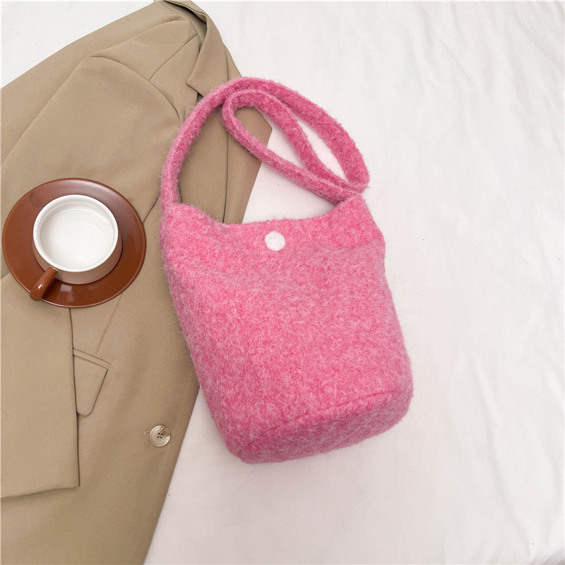Bucket bag, vunena, gradski minimalistički stil, magnetska kopča, džep sa zipom