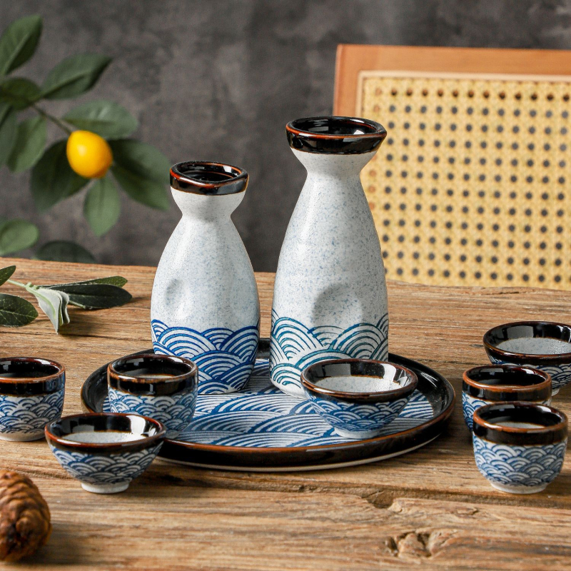 Porcelanski set za sake s valovitim uzorkom — ručno oslikan pod glazurom i kristalna glazura — retro stil, lagani luksuz; pogodno za sake, soju i rižino vino