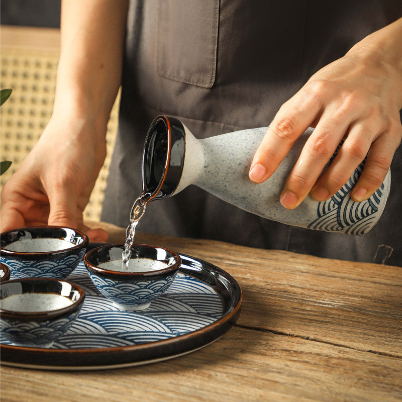 Porcelanski set za sake s valovitim uzorkom — ručno oslikan pod glazurom i kristalna glazura — retro stil, lagani luksuz; pogodno za sake, soju i rižino vino