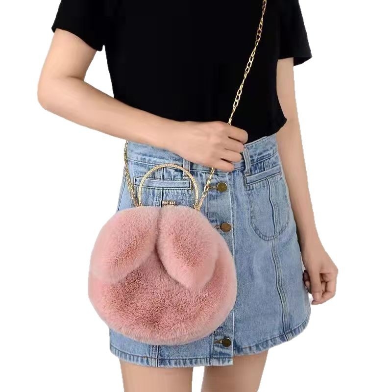 Plišana crossbody torbica s okruglim oblikom i ušima zeca, zatvaranje klipom, podstava od sintetičke kože, jednodjelni remen, gradski minimalistički stil