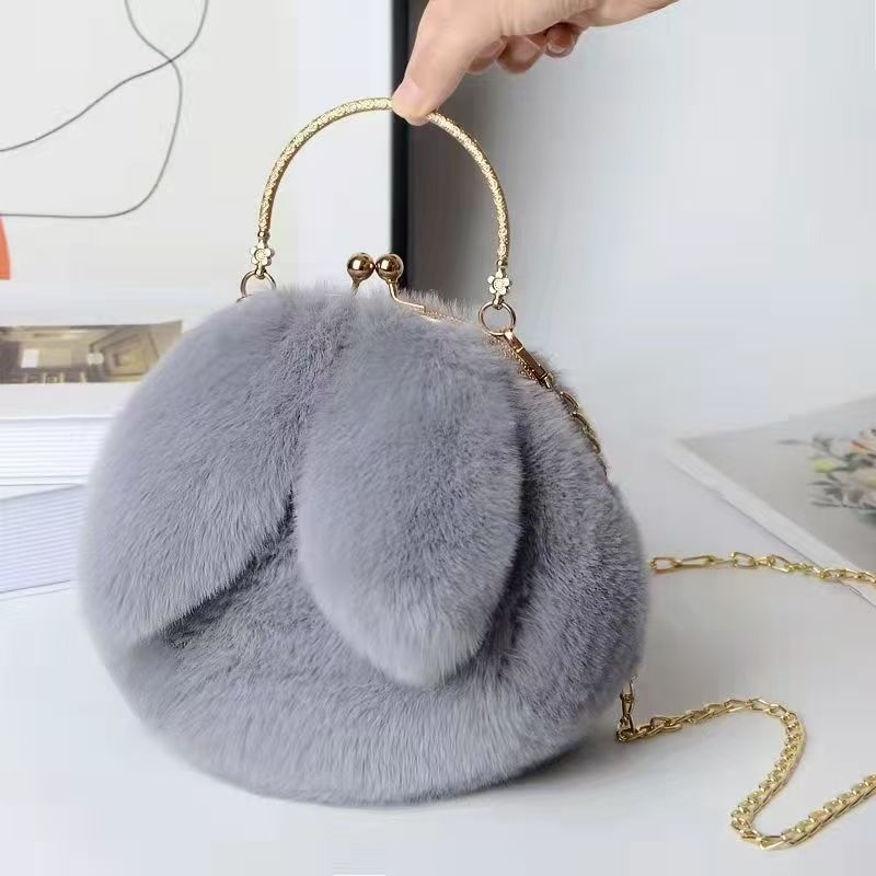 Plišana crossbody torbica s okruglim oblikom i ušima zeca, zatvaranje klipom, podstava od sintetičke kože, jednodjelni remen, gradski minimalistički stil