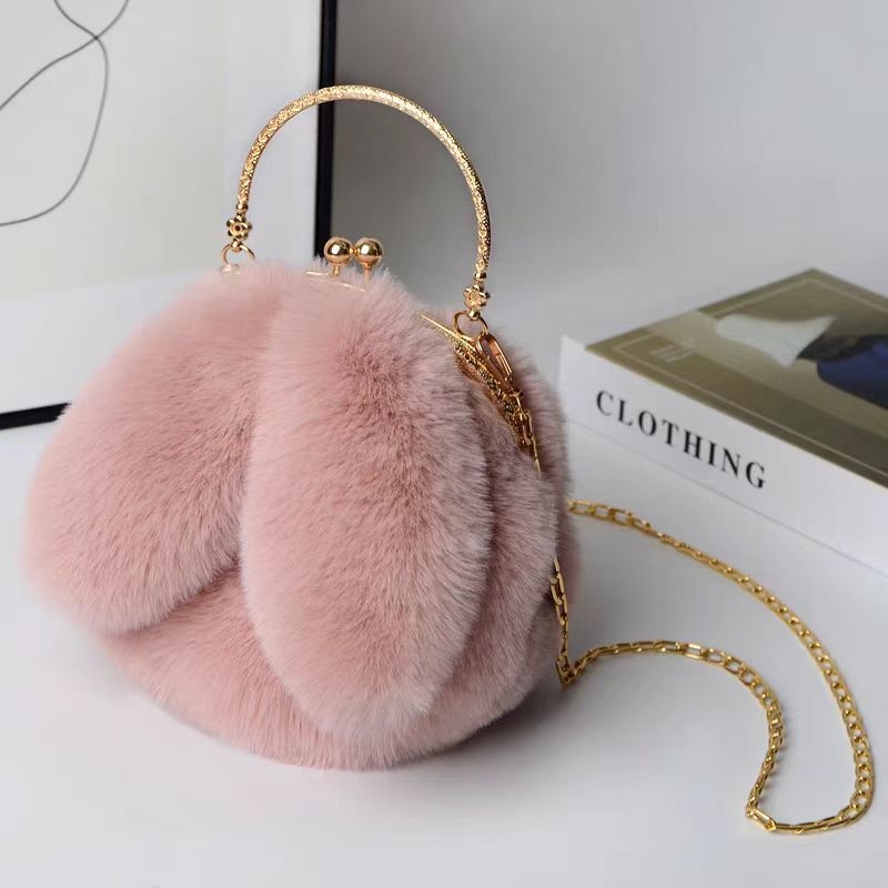 Plišana crossbody torbica s okruglim oblikom i ušima zeca, zatvaranje klipom, podstava od sintetičke kože, jednodjelni remen, gradski minimalistički stil
