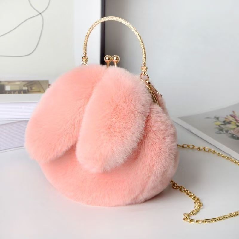 Plišana crossbody torbica s okruglim oblikom i ušima zeca, zatvaranje klipom, podstava od sintetičke kože, jednodjelni remen, gradski minimalistički stil