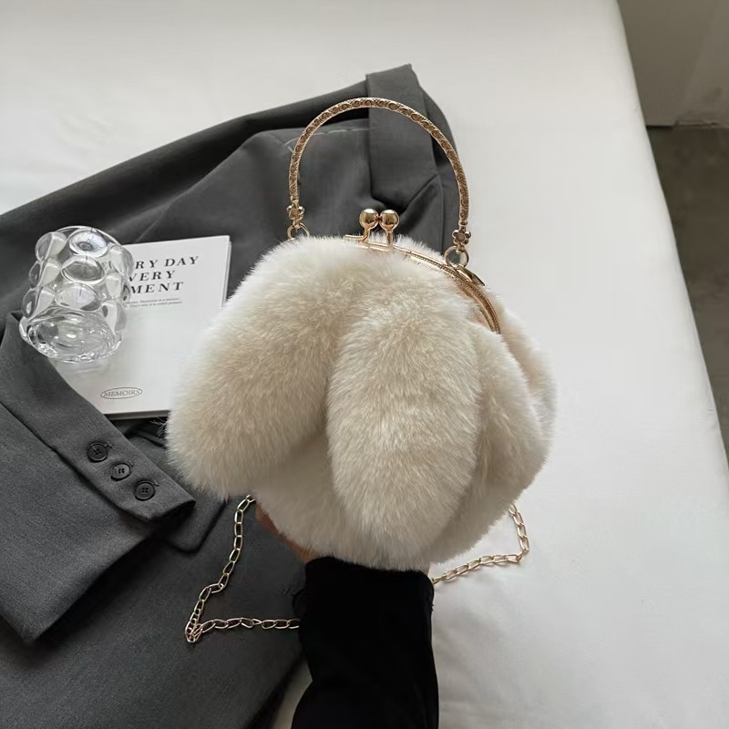 Plišana crossbody torbica s okruglim oblikom i ušima zeca, zatvaranje klipom, podstava od sintetičke kože, jednodjelni remen, gradski minimalistički stil