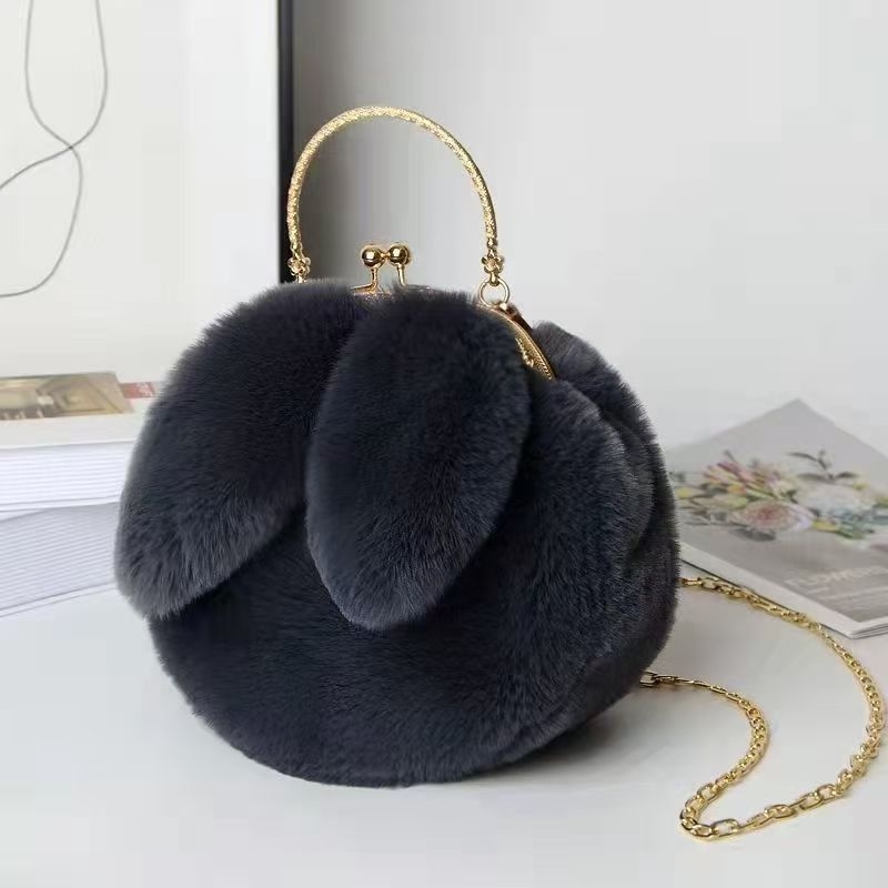 Plišana crossbody torbica s okruglim oblikom i ušima zeca, zatvaranje klipom, podstava od sintetičke kože, jednodjelni remen, gradski minimalistički stil