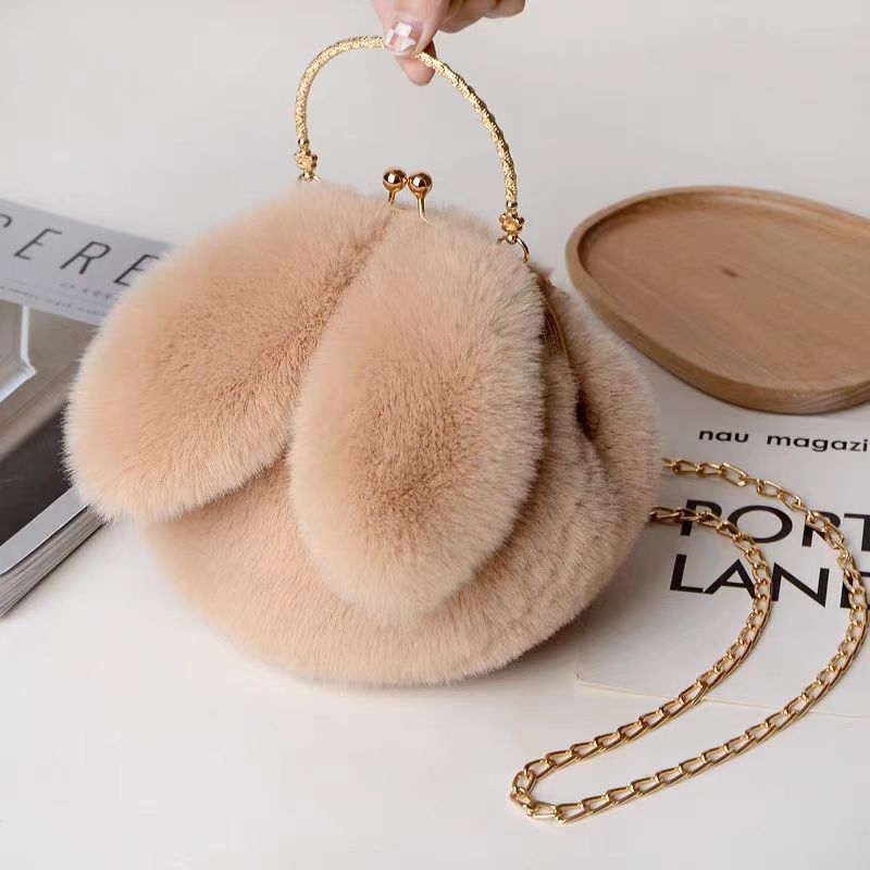 Plišana crossbody torbica s okruglim oblikom i ušima zeca, zatvaranje klipom, podstava od sintetičke kože, jednodjelni remen, gradski minimalistički stil