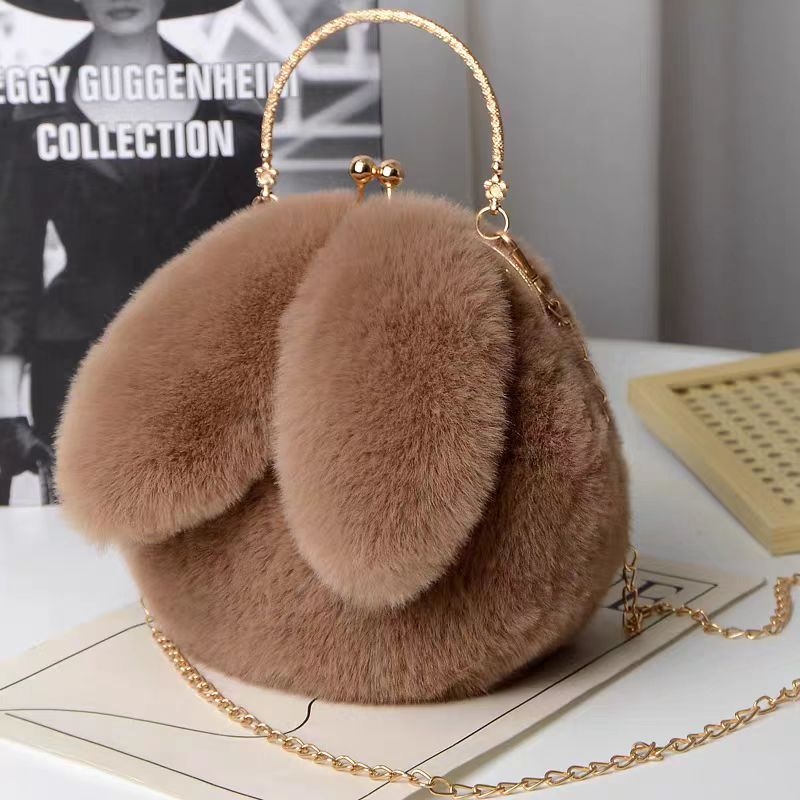 Plišana crossbody torbica s okruglim oblikom i ušima zeca, zatvaranje klipom, podstava od sintetičke kože, jednodjelni remen, gradski minimalistički stil