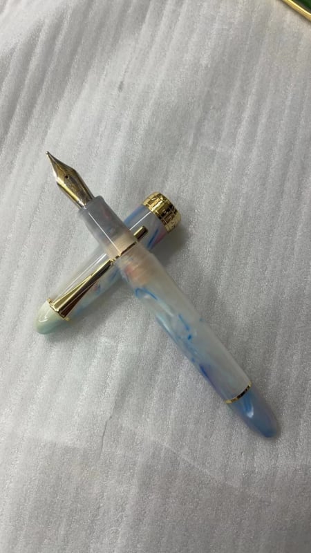 Kaglou 356 stilno pero: tijelo od smole, igla od nehrđajućeg čelika, sustav apsorpcije tinte