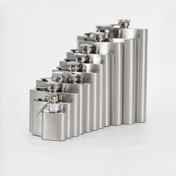 Rozsdamentes acél csípőpalack, modern minimalista design, prémium minőség, ideális borhoz, logónyomás elérhető