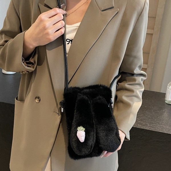 Pluš crossbody torba — vertikalnog kvadratnog oblika, unutarnja džep za telefon, poliester podstava, s jednim remenom, svjež i sladak stil