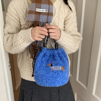 Torba preko ramena crossbody, vunena materija, vedro oblik, zatvaranje vezicom, unutarnja džep za telefon, trodimenzionalna konstrukcija, japansko-korejski stil, zimsko izdanje 2025
