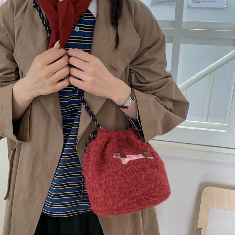 Torba preko ramena crossbody, vunena materija, vedro oblik, zatvaranje vezicom, unutarnja džep za telefon, trodimenzionalna konstrukcija, japansko-korejski stil, zimsko izdanje 2025