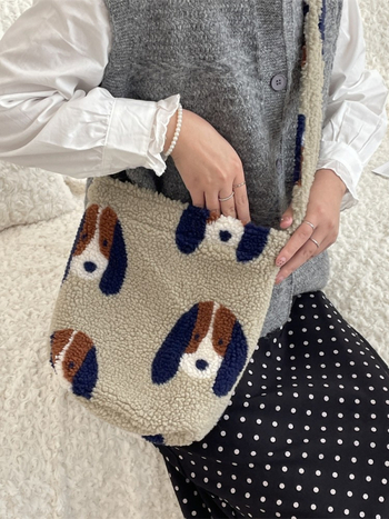 Geantă bucket din lână de miel pluș, căptușeală din pânză, închidere magnetică