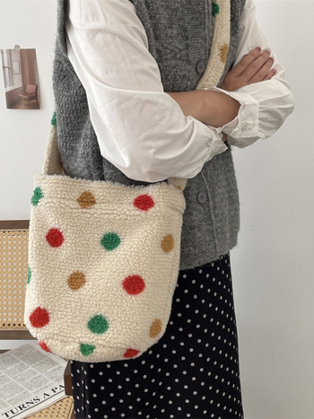 Geantă bucket din lână de miel pluș, căptușeală din pânză, închidere magnetică