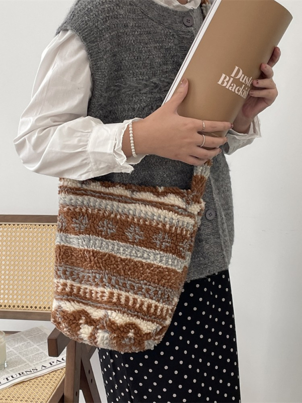 Geantă bucket din lână de miel pluș, căptușeală din pânză, închidere magnetică