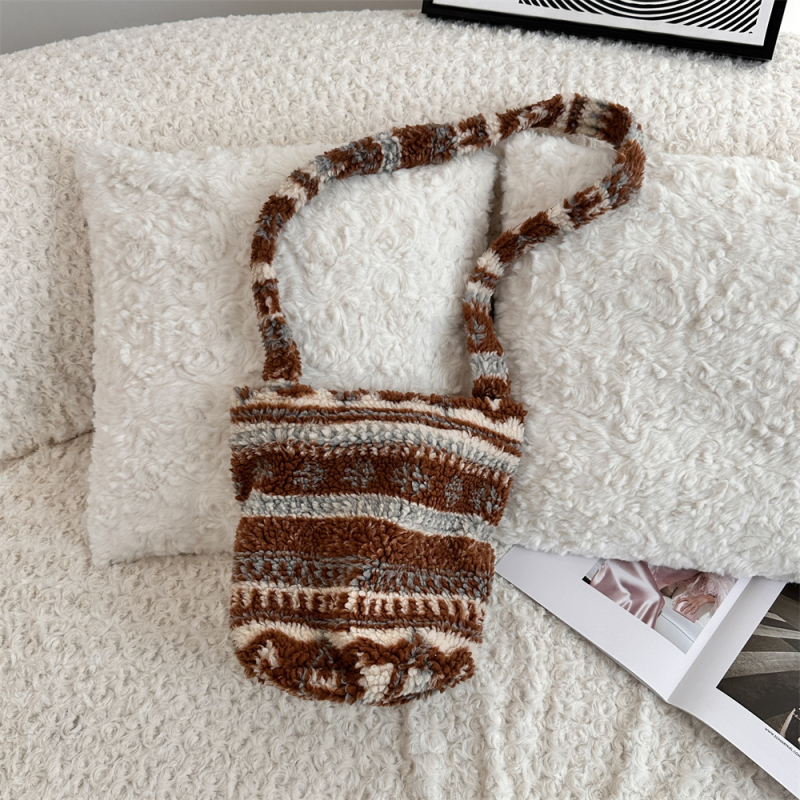 Geantă bucket din lână de miel pluș, căptușeală din pânză, închidere magnetică