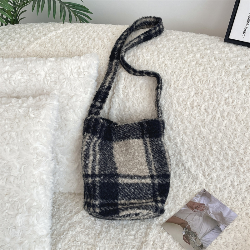 Geantă bucket din lână de miel pluș, căptușeală din pânză, închidere magnetică