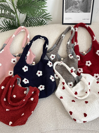 Geantă de subraț din pluș cu broderie florală — stil street, formă orizontală pătrată, închidere cu buton snap, buzunar intern pentru documente