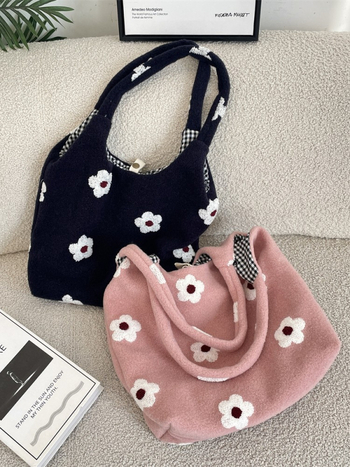 Geantă de subraț din pluș cu broderie florală — stil street, formă orizontală pătrată, închidere cu buton snap, buzunar intern pentru documente