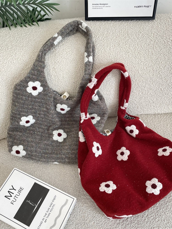 Geantă de subraț din pluș cu broderie florală — stil street, formă orizontală pătrată, închidere cu buton snap, buzunar intern pentru documente