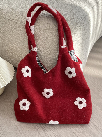 Geantă de subraț din pluș cu broderie florală — stil street, formă orizontală pătrată, închidere cu buton snap, buzunar intern pentru documente