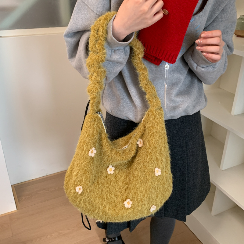 Vunena crossbody torbica od vune s oblikom školjke, zatvarač, interne pretinice za telefon i dokumente