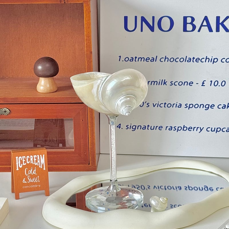 Koktel čaša od prirodne školjke s visokim stalkom — svijetao luksuzni stil, kapacitet 1–100 ml, težina 110–240 g, prvokvalitetan materijal, prilagođena obrada