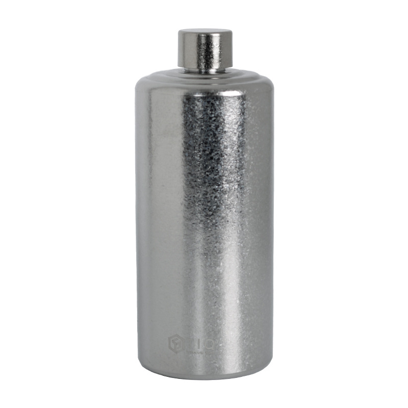 Titánból készült borosüveg – nagy kapacitású, egyenes hengeres forma, zárt, hordozható kültéren és otthoni használatra