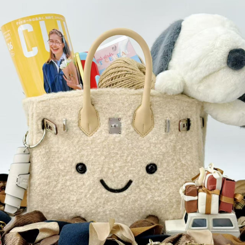 Plišana ručna torba, ograničeno izdanje, zatvaranje sa čvorom i kopčom, unutarnji džep na zip i džep za dokumente, brend ZRVR
