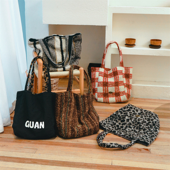 Geantă Tote din pluș reversibilă, stil subraț, formă verticală pătrată, închidere cu lacăt, buzunar interior cu fermoar