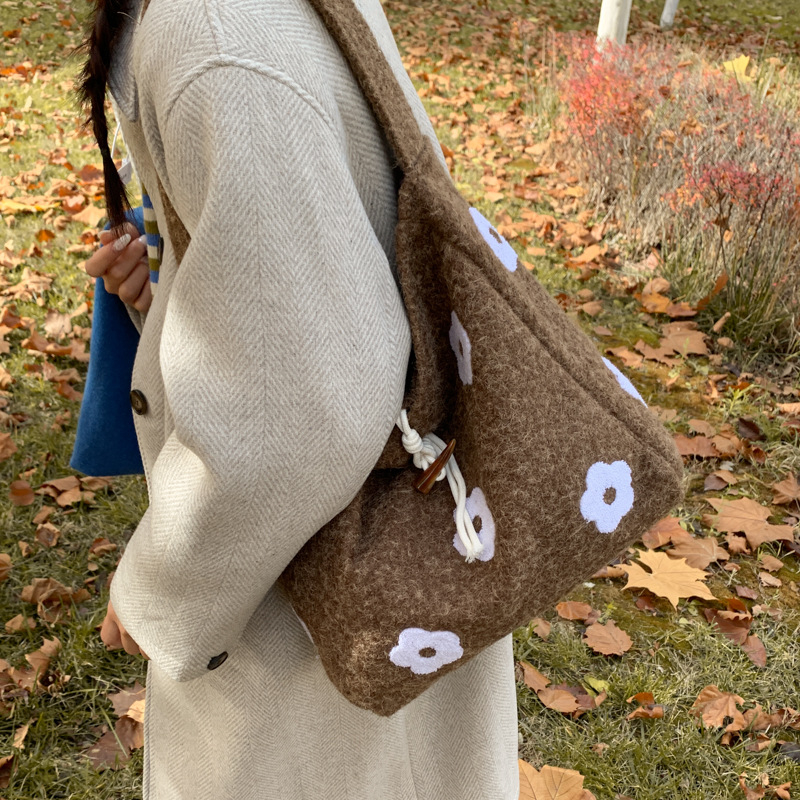 Geantă tote plușată brodată cu flori, din lână, stil coreean, formă vertical pătrată, închidere cu cataramă corn, buzunar pentru telefon — Proaspătă și dulce, iarnă 2025