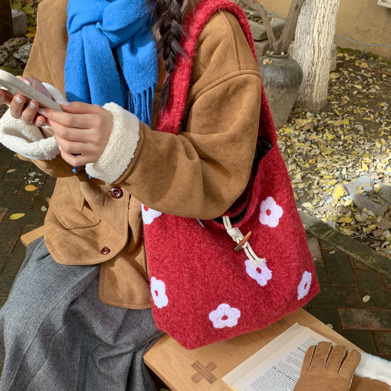 Geantă tote plușată brodată cu flori, din lână, stil coreean, formă vertical pătrată, închidere cu cataramă corn, buzunar pentru telefon — Proaspătă și dulce, iarnă 2025
