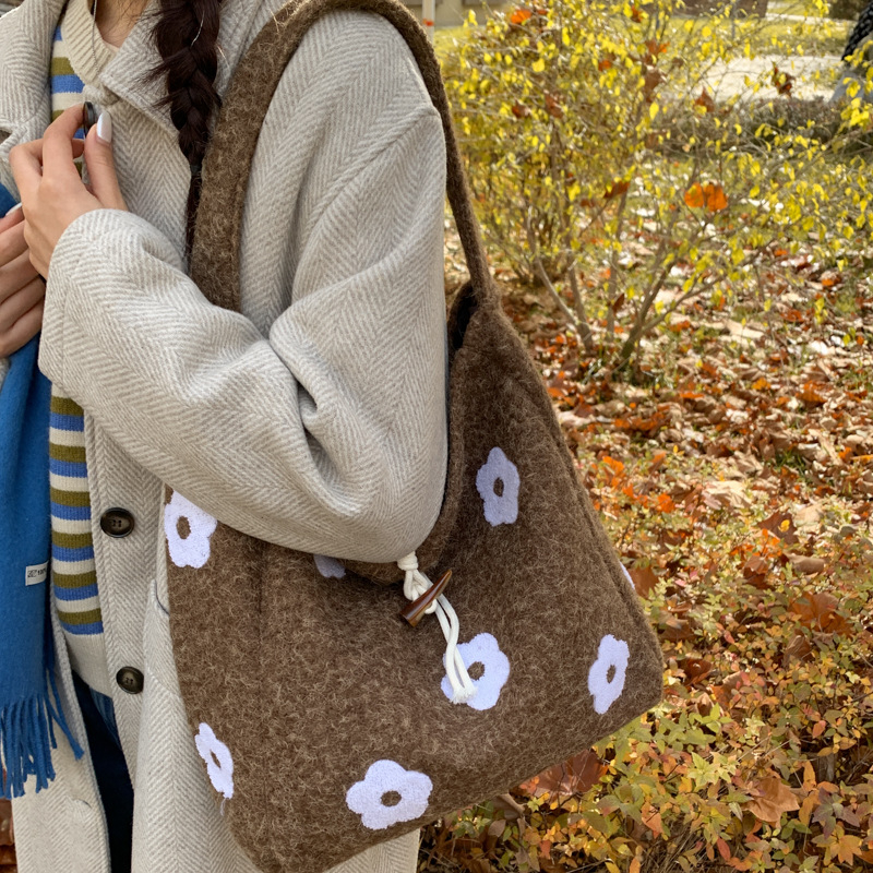Geantă tote plușată brodată cu flori, din lână, stil coreean, formă vertical pătrată, închidere cu cataramă corn, buzunar pentru telefon — Proaspătă și dulce, iarnă 2025