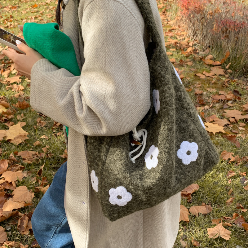 Geantă tote plușată brodată cu flori, din lână, stil coreean, formă vertical pătrată, închidere cu cataramă corn, buzunar pentru telefon — Proaspătă și dulce, iarnă 2025