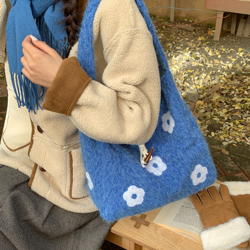 Geantă tote plușată brodată cu flori, din lână, stil coreean, formă vertical pătrată, închidere cu cataramă corn, buzunar pentru telefon — Proaspătă și dulce, iarnă 2025